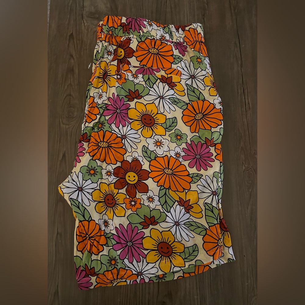 Fun patterned linen shorts - Picture 2 of 3
